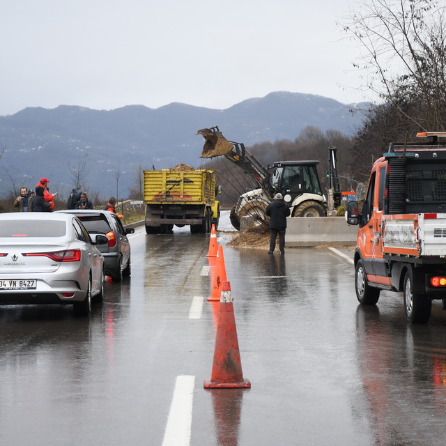 Düzce-Gölyaka Bağlantı Yolu'nda heyelan ulaşımı aksattı