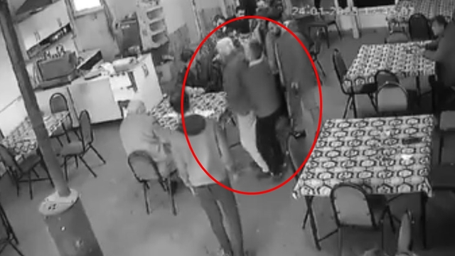 Kahvehanede boğazına cisim kaçan kişiyi 'Heimlich manevrası' ile kurtardı