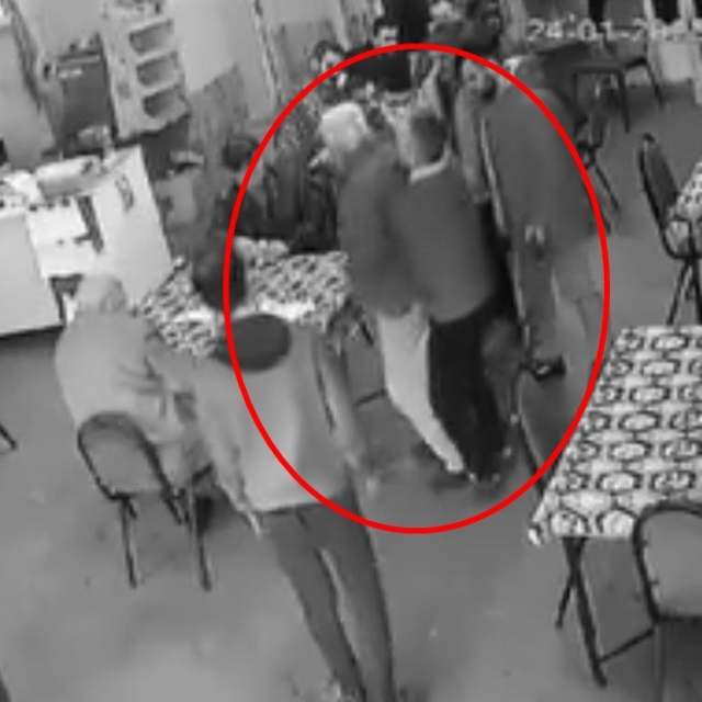 Kahvehanede boğazına cisim kaçan kişiyi 'Heimlich manevrası' ile kurtardı