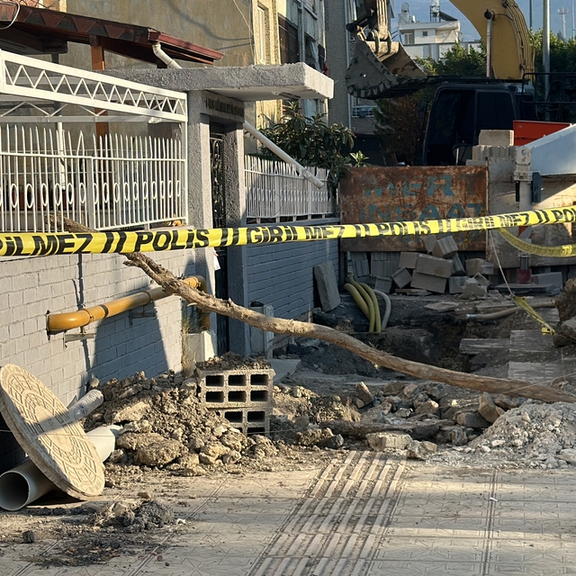 Hatay'da bir inşaatın temeli kazılırken zarar gören binanın sakinleri tahli...