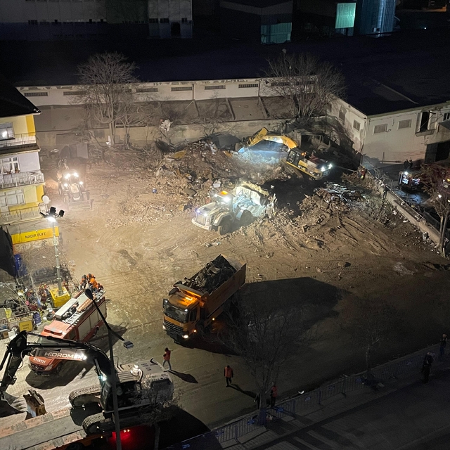 Konya'da çöken binanın enkazı kaldırıldı