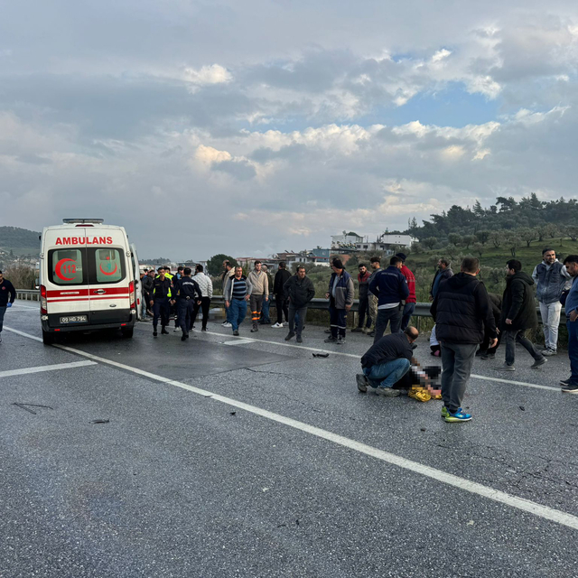 Aydın'da otomobil park halindeki araca çarptı, 1 kişi öldü, 4 kişi yaraland...