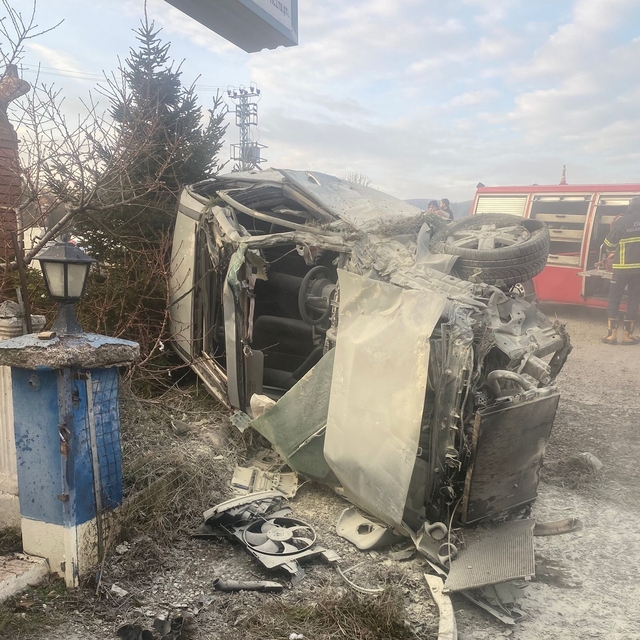 Tokat'ta bir fabrikanın bahçesine devrilen otomobildeki sürücü öldü