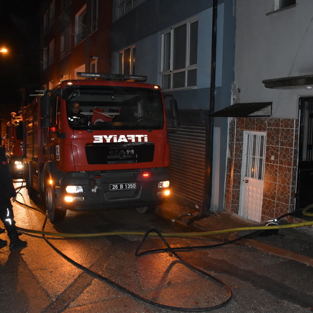 Eskişehir'de psikolojik sorunları olduğu öne sürülen kişi evini ateşe verdi