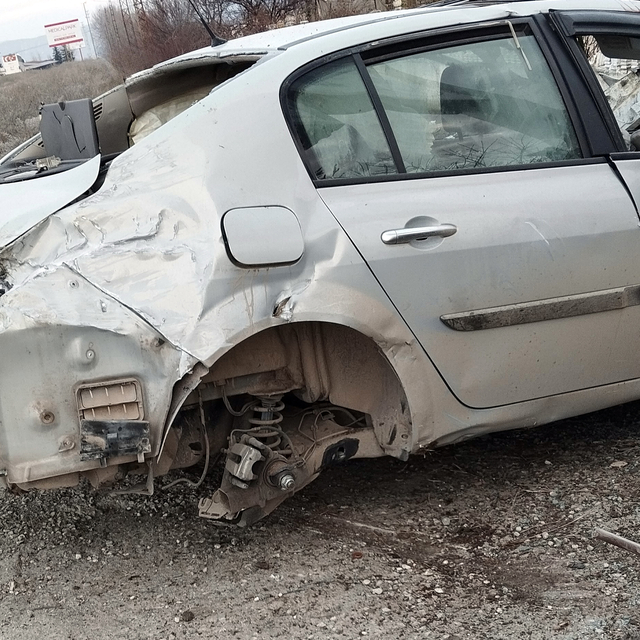 İş yerinin duvarına çarpan otomobilin sürücüsü öldü