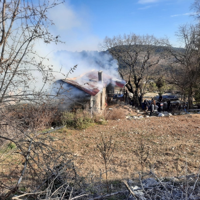 Adana'da samanlıkta çıkan yangın söndürüldü