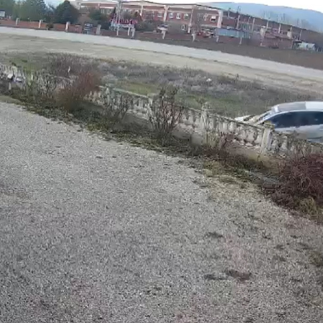 İş yerinin duvarına çarpan otomobilin sürücüsü öldü; kaza anı kamerada (2)