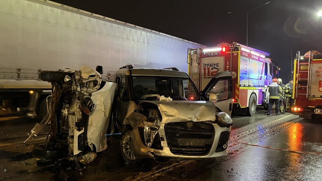 Kocaeli'de 3 aracın karıştığı zincirleme kazada 4 kişi yaralandı