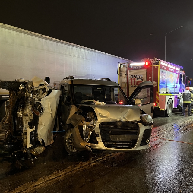 Kocaeli'de 3 aracın karıştığı zincirleme kazada 4 kişi yaralandı