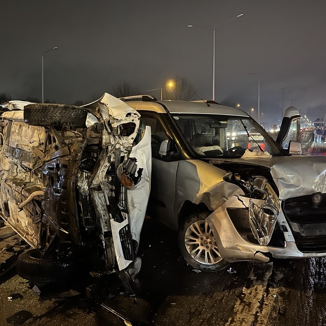 Ters yönde giren alkollü sürücü zincirleme kazaya neden oldu: 4 yaralı