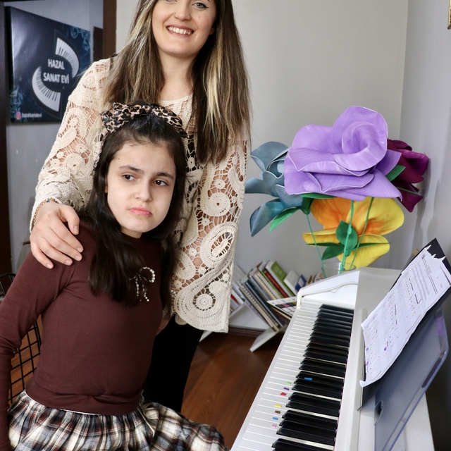 Otizmli Hira renklerle piyano çalmayı öğrendi