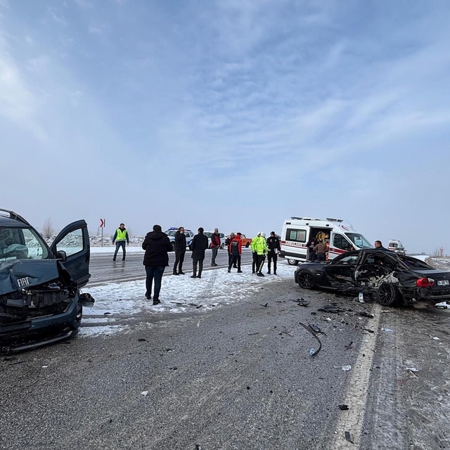 Sivas'ta otomobille hafif ticari aracın çarpıştığı kazada 5 kişi yaralandı