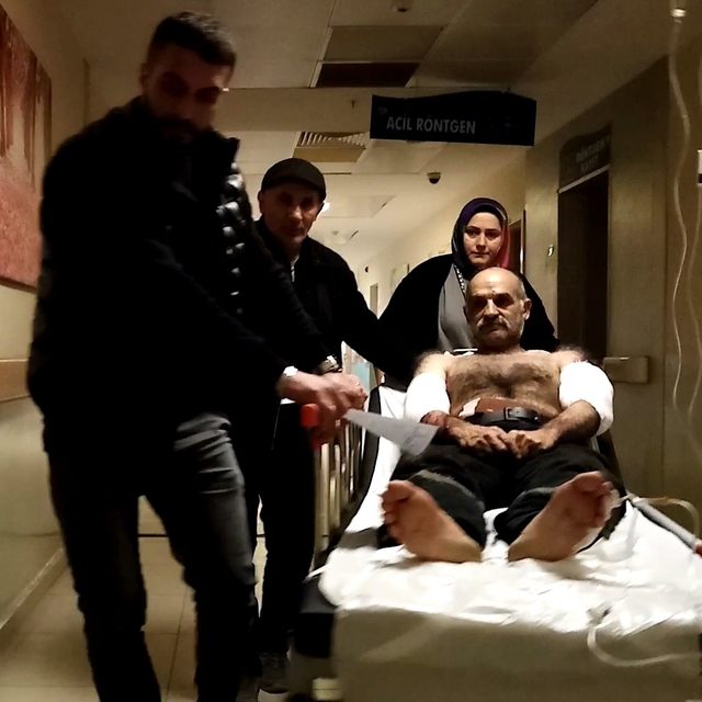 Ağaç soyma makinesine kollarını kaptıran işçi yaralandı