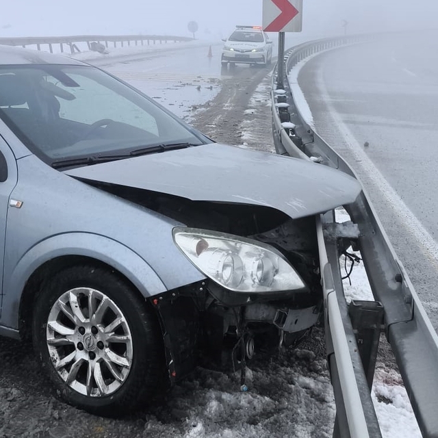 Erzincan'da bariyerlere çarpan otomobildeki 3 kişi yaralandı