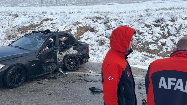 Sivas'ta hafif ticari araç ile otomobil çarpıştı: 5 yaralı