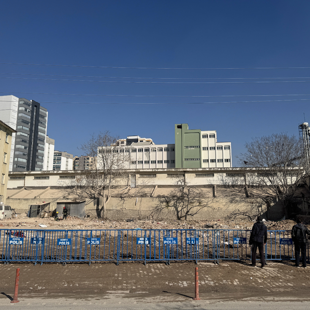 Konya'da çöken binanın bulunduğu cadde yeniden trafiğe açıldı