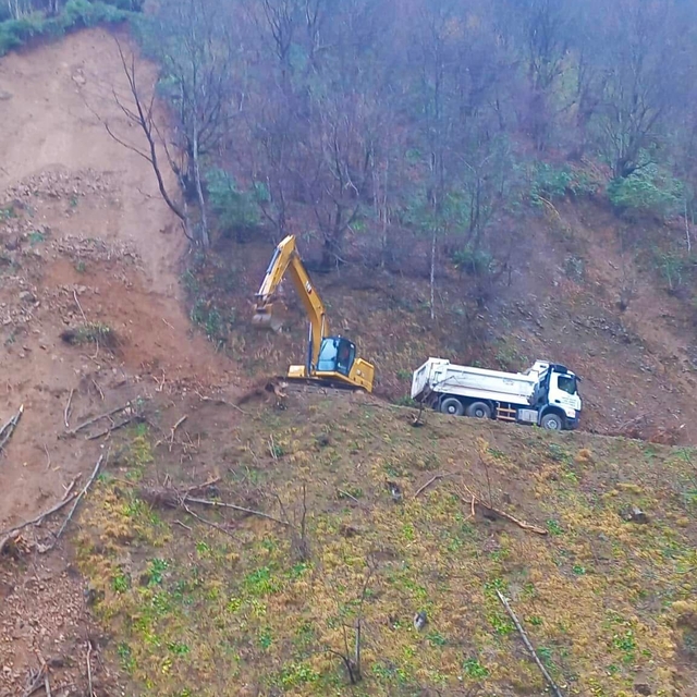 Giresun'da heyelan nedeniyle köy yolu ulaşıma kapandı