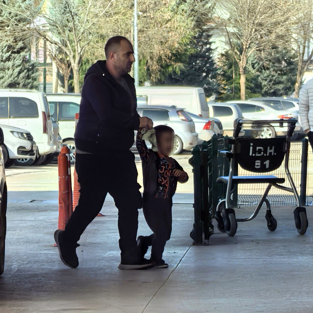 Çocuk parkının demir kapısına elini sıkıştıran 3 yaşındaki Ferhat'ın parmağ...