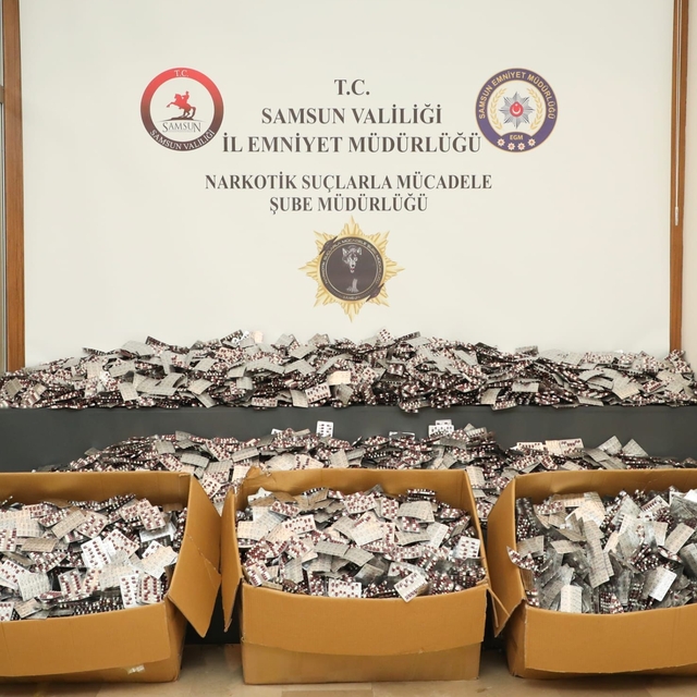 Samsun'da 184 bin sentetik ecza hapı ele geçirilmesine ilişkin 4 zanlı yaka...