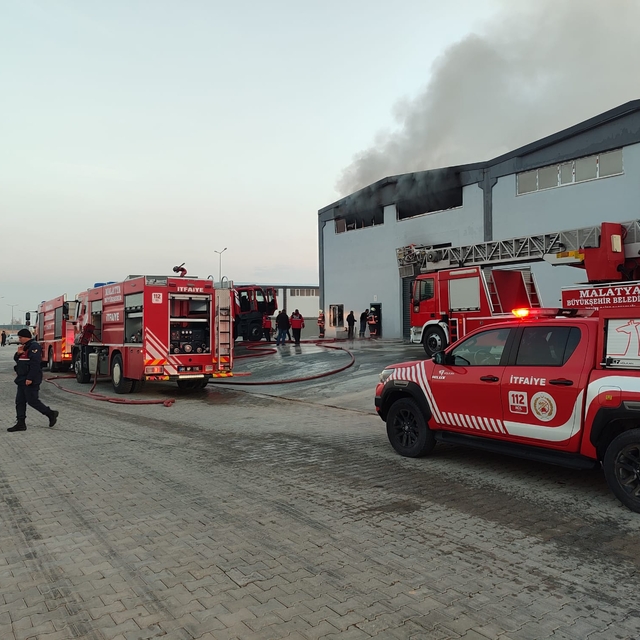 Malatya'da perde üreten fabrikada çıkan yangın söndürüldü