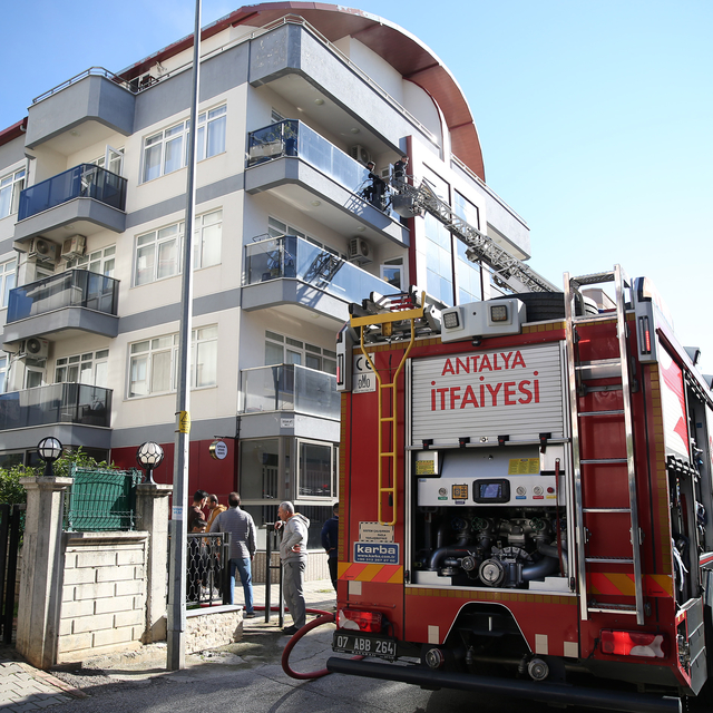 Alanya'da 4 katlı binada çıkan yangında mahsur kalan 5 kişi kurtarıldı