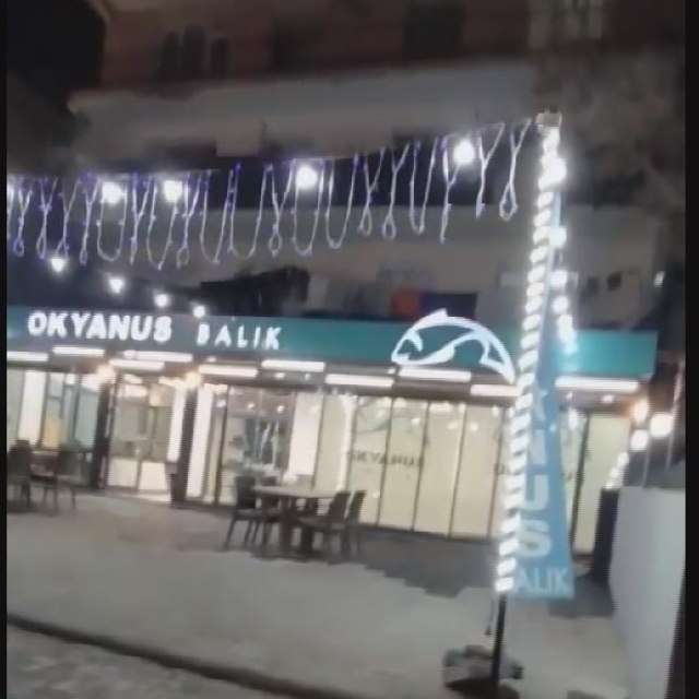 Konya'da 4 katlı bina çökmeden önce zemindeki restoranda fayanslar düşmeye...