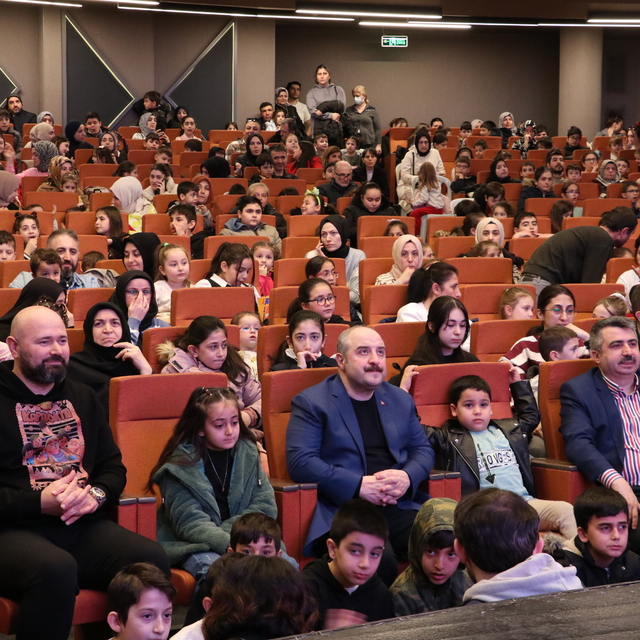Mustafa Varank, Bursa'da çocuklarla "Rafadan Tayfa: Kapadokya" filmini izle...