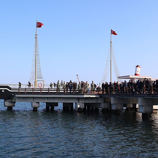Samsun'da mübadiller denize karanfil bırakarak atalarını andı