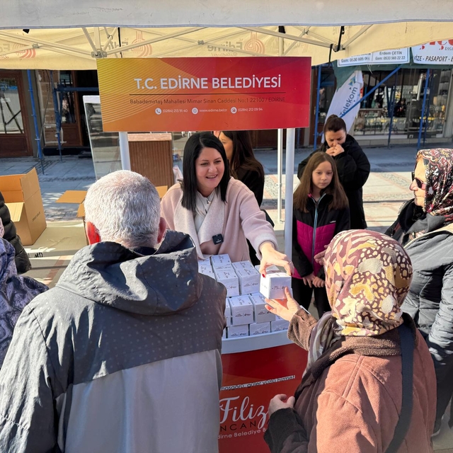 Edirne'de vatandaşlara kandil simidi dağıtıldı