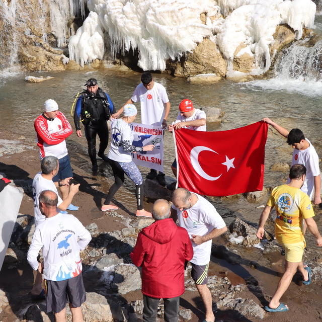 Doğaseverler kısmen donan Muradiye Şelalesi'nin döküldüğü alanda yüzdü