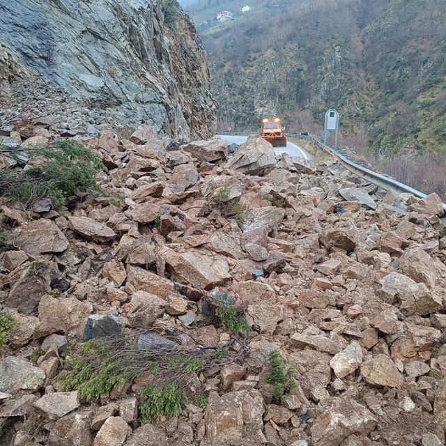Kürtün-Tirebolu kara yolunda heyelan ulaşımı aksattı