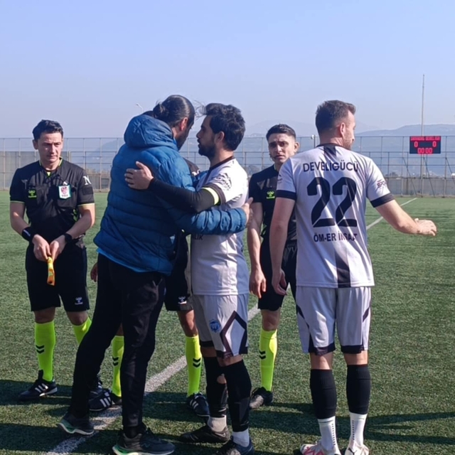 Yaşadıkları maddi sıkıntılara dikkati çekmek için sahadan çekildiler