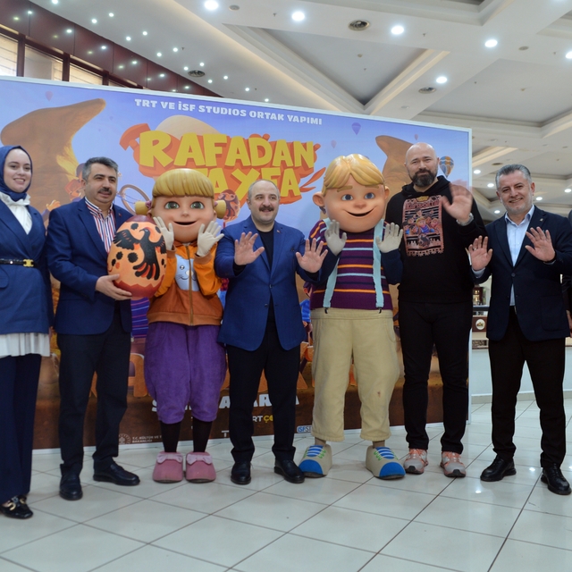 Mustafa Varank, çocuklarla birlikte 'RafadanTayfa Kapadokya filmini izledi