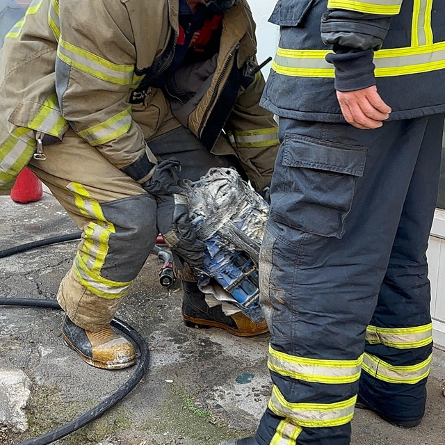 Depoda, şarjdaki akülerin alev almasıyla yangın çıktı