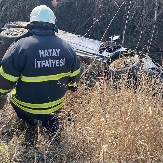 Hatay'da 2 otomobil ve 1 motosikletin çarpıştığı kazada 1 kişi öldü, 8 kişi...