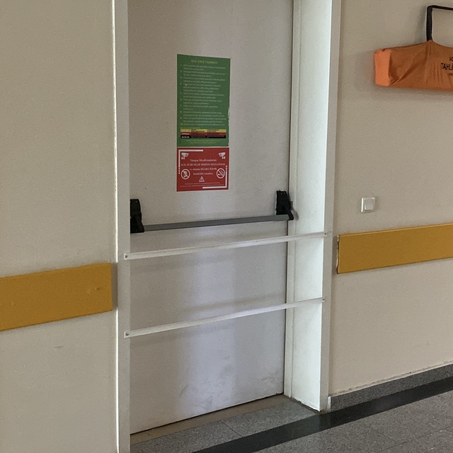Hastanede yangın merdiveni girişlerinin kapatılma görüntülerine bakanlık aç...