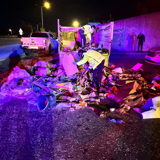 İzmir'de bir kamyonda çöplerin arasına saklanmış uyuşturucu ele geçirildi