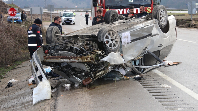 Amasya'da refüje çarparak devrilen otomobildeki 4 kişi yaralandı