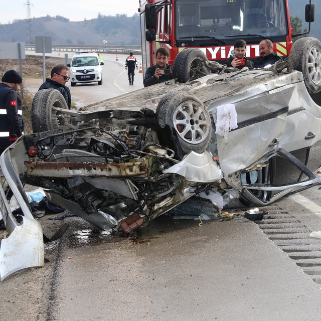 Amasya'da refüje çarparak devrilen otomobildeki 4 kişi yaralandı