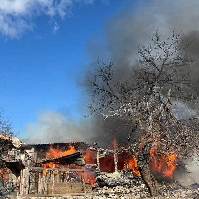 Antalya'da ağılda çıkan yangın söndürüldü