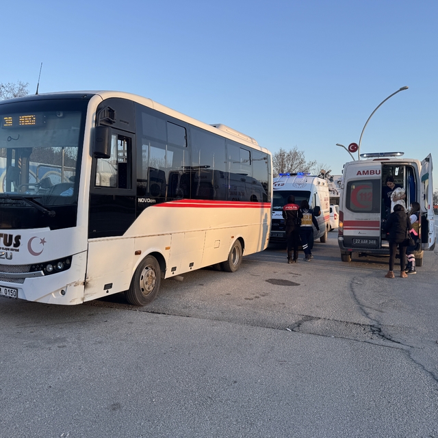 Edirne'de bariyerlere çarpan minibüsteki 2 yolcu yaralandı