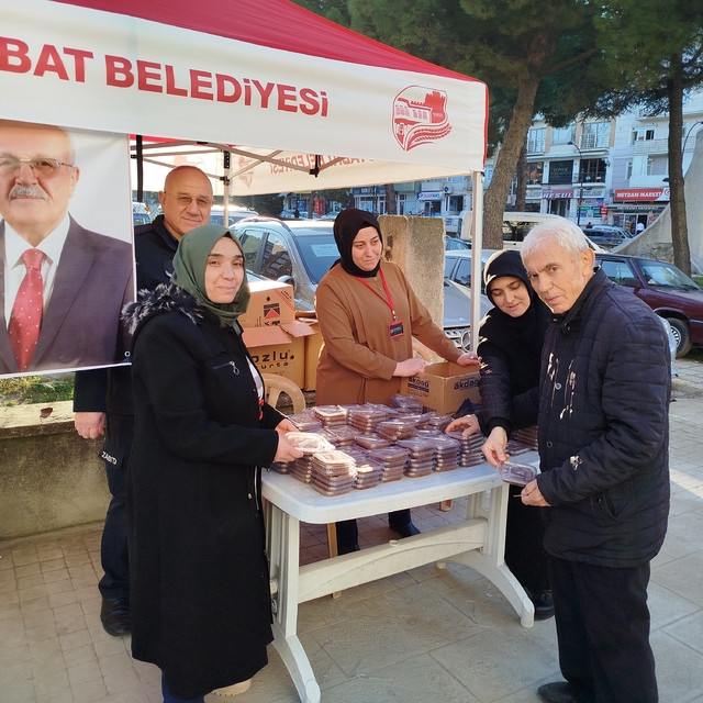 Boyabat Belediyesi Miraç Kandili dolayısıyla vatandaşlara helva dağıttı
