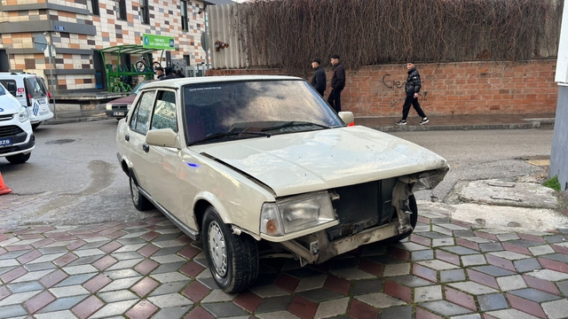 Çorum'da otomobilin iş yerinin duvarına çarptığı kaza güvenlik kamerasında
