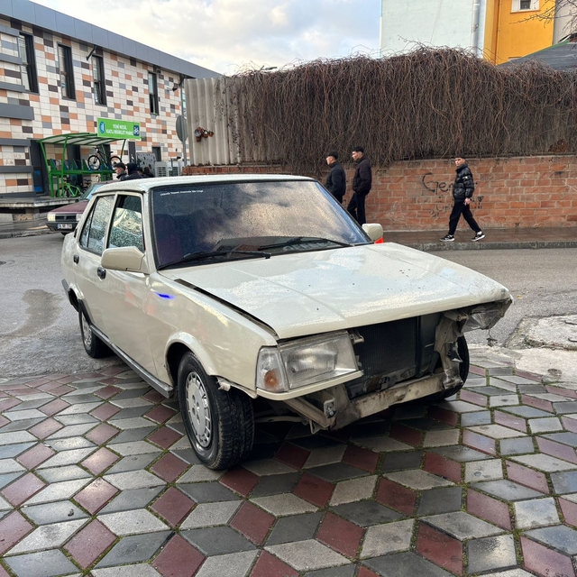 Çorum'da otomobilin iş yerinin duvarına çarptığı kaza güvenlik kamerasında