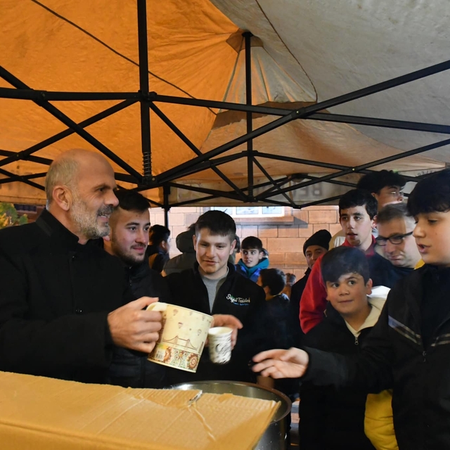 Ladik Belediyesi Miraç Kandili dolayısıyla vatandaşlara ballı süt ve simit...