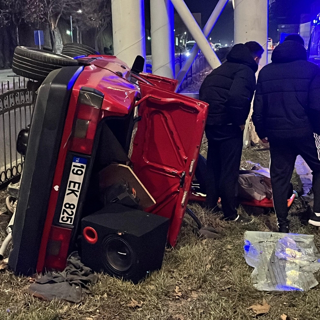 Yozgat'ta otomobilin üst geçidin ayağına çarptığı kazada 4 kişi yaralandı