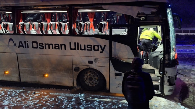 Karda kayan otobüs duvara sürterek durdu, panik anları kamerada; 14 yaralı