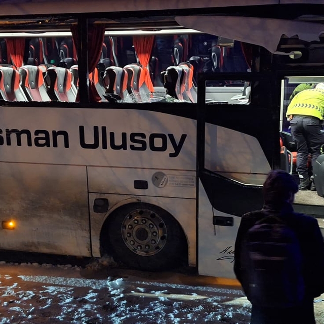 Karda kayan otobüs duvara sürterek durdu, panik anları kamerada; 14 yaralı