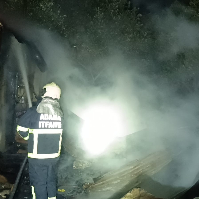 Adana'da yangın çıkan evde hasar oluştu