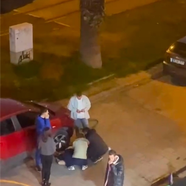 Sırtından bıçaklanan gence vatandaşların yardım anı kamerada; 6 gözaltı